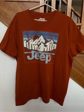 Jeep Men’s Rust Graphic Mountain Tee with Blue Accents